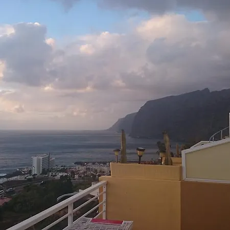Edificio Eva * Puerto de Santiago (Tenerife)